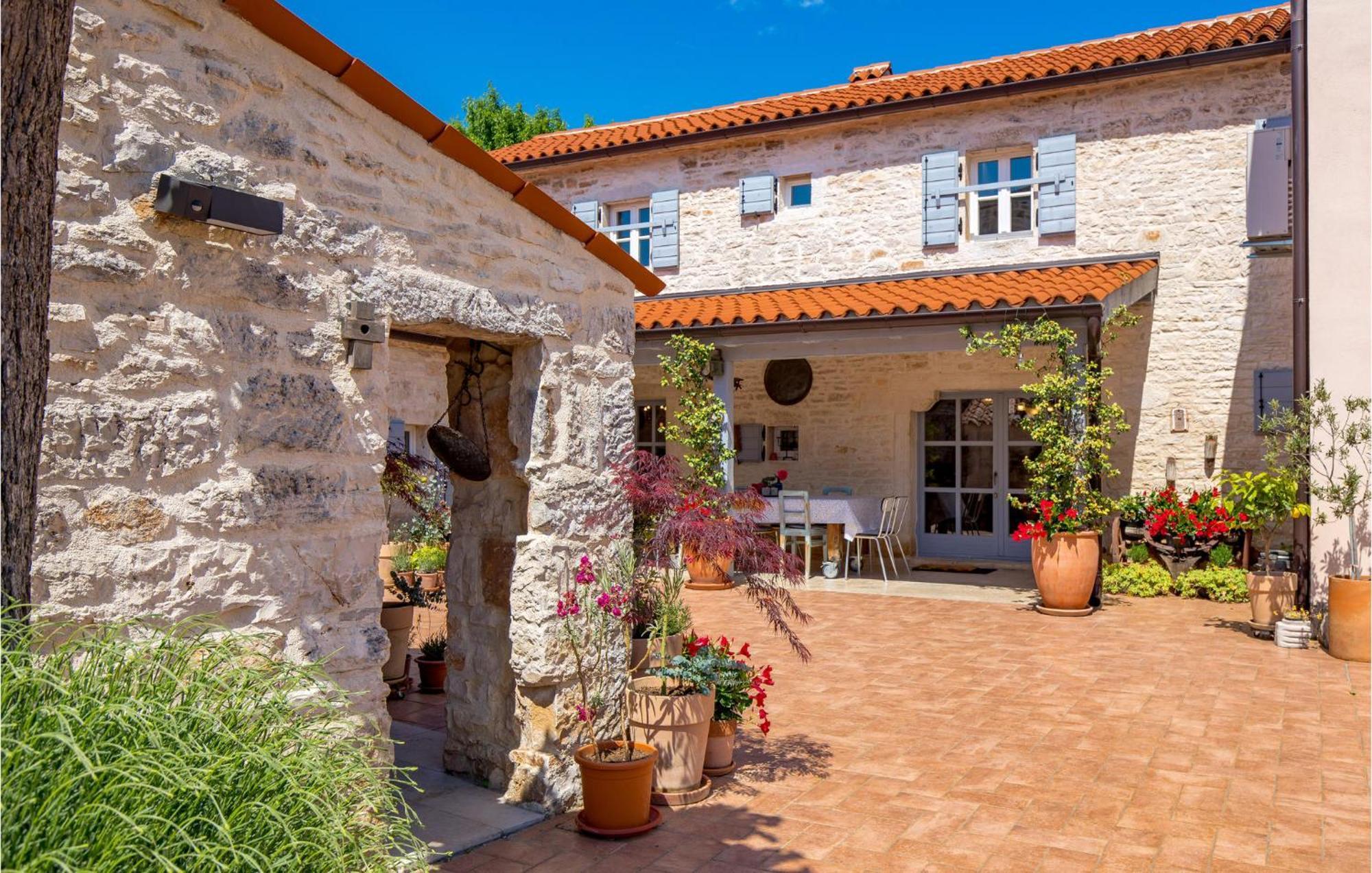 Amazing Home In Foli With Kitchen Zewnętrze zdjęcie