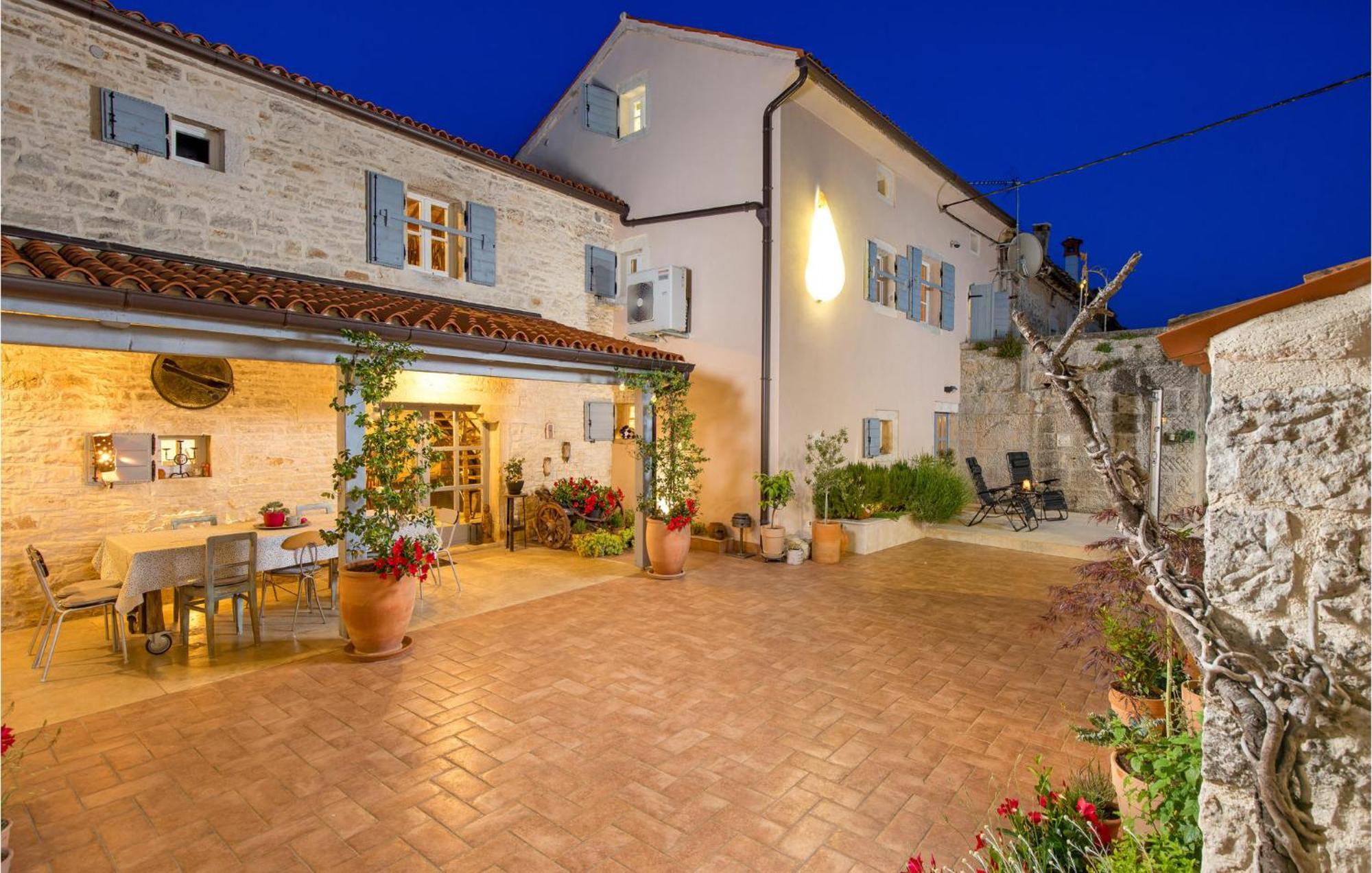Amazing Home In Foli With Kitchen Zewnętrze zdjęcie