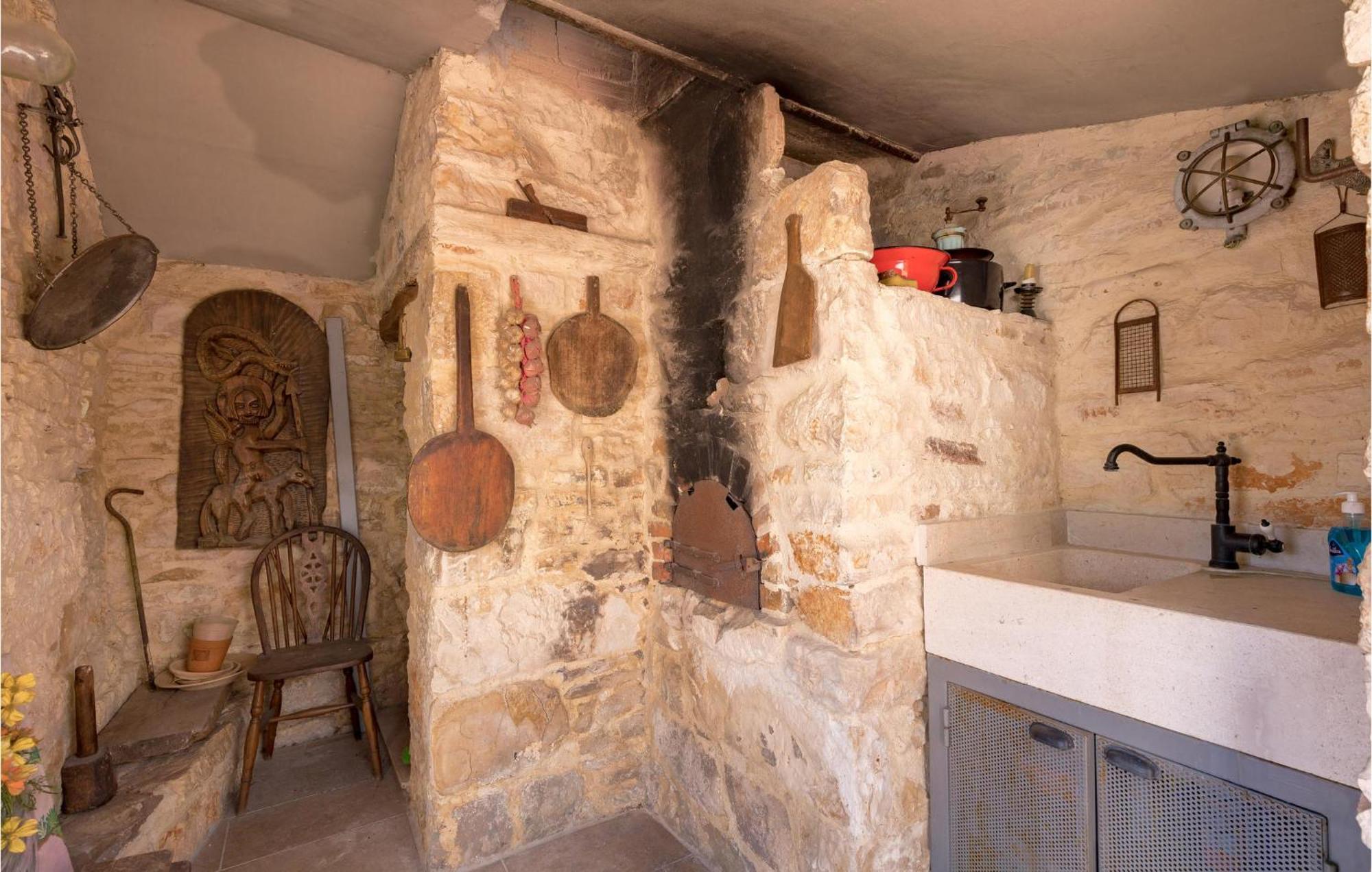Amazing Home In Foli With Kitchen Zewnętrze zdjęcie
